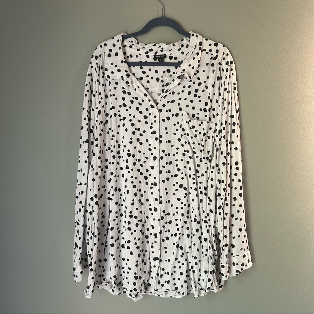 Torrid Size 6 White with Black Spots Button Up Long Sleeve Shirt